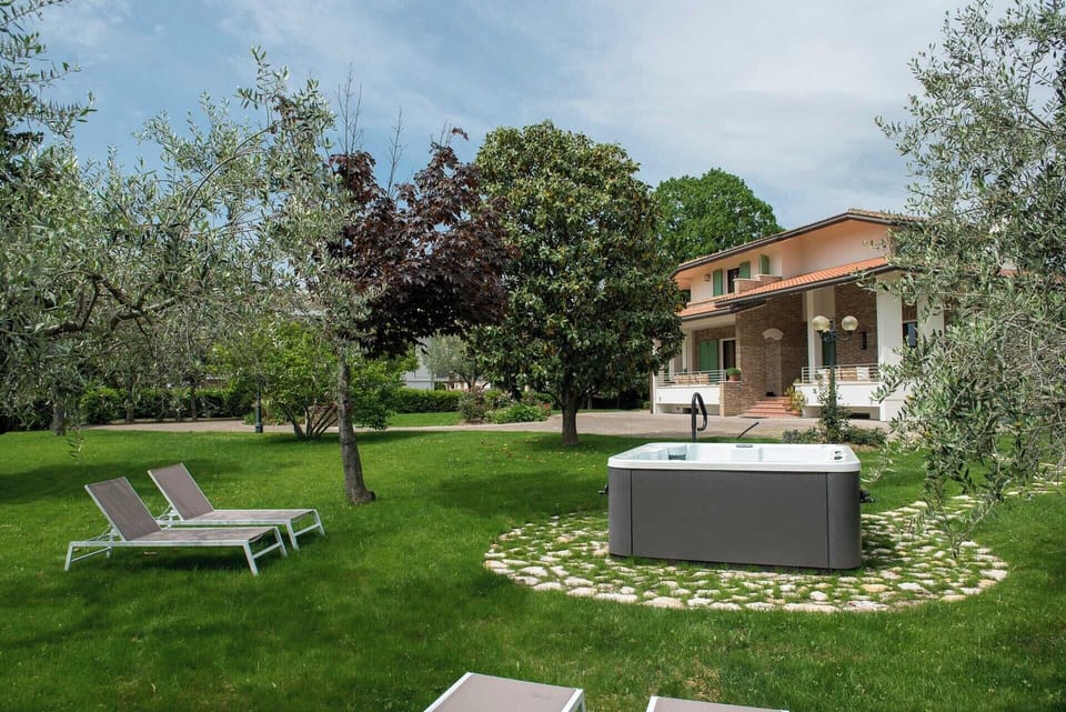 Outdoor spa tub