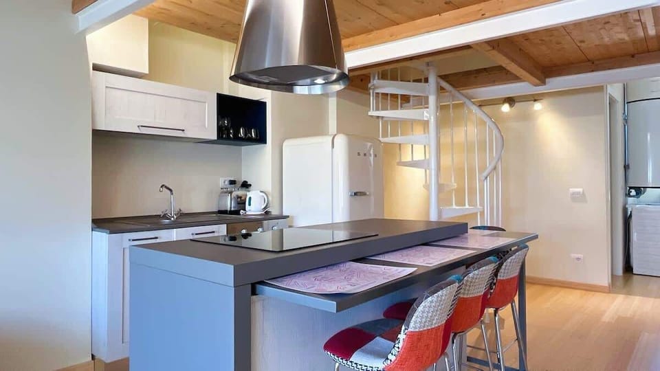 Modern eat-in kitchen