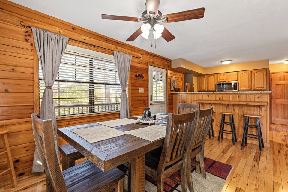 Family Cabin, 2 Bedrooms, Non Smoking, Mountain View | In-room dining