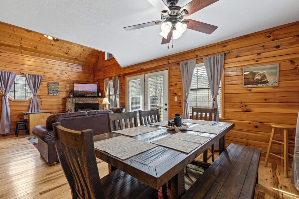 Family Cabin, 2 Bedrooms, Non Smoking, Mountain View | In-room dining