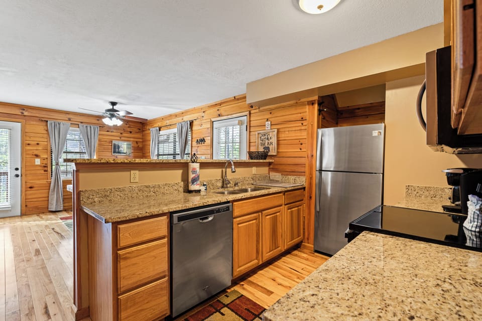 Family Cabin, 2 Bedrooms, Non Smoking, Mountain View | Private kitchen | Fridge, microwave, oven, stovetop