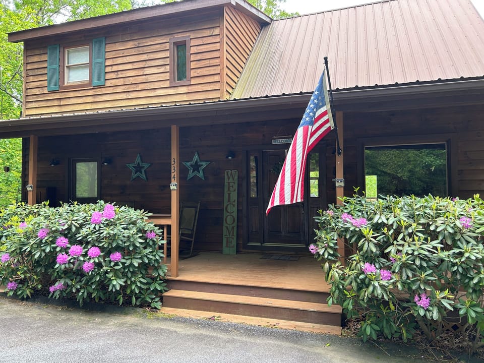 Front f Cabin - Porch