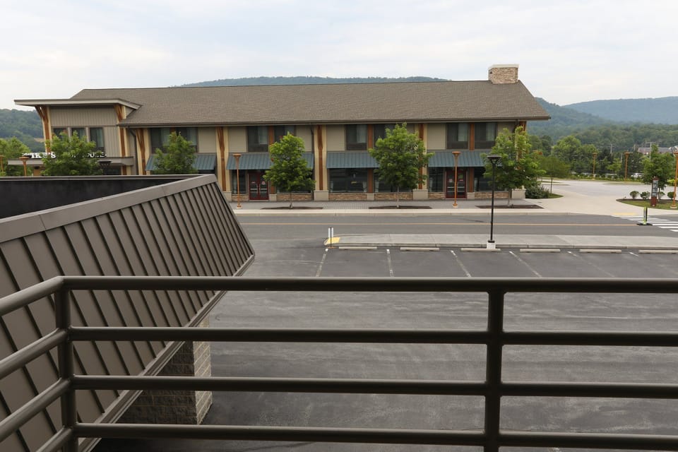 Balcony with beautiful views of the surrounding landscape, ideal for enjoying fresh air.