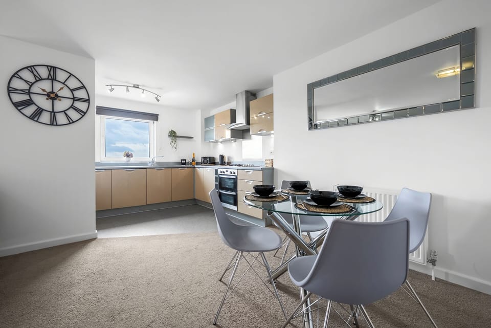 Business Apartment, Balcony, City View | In-room dining