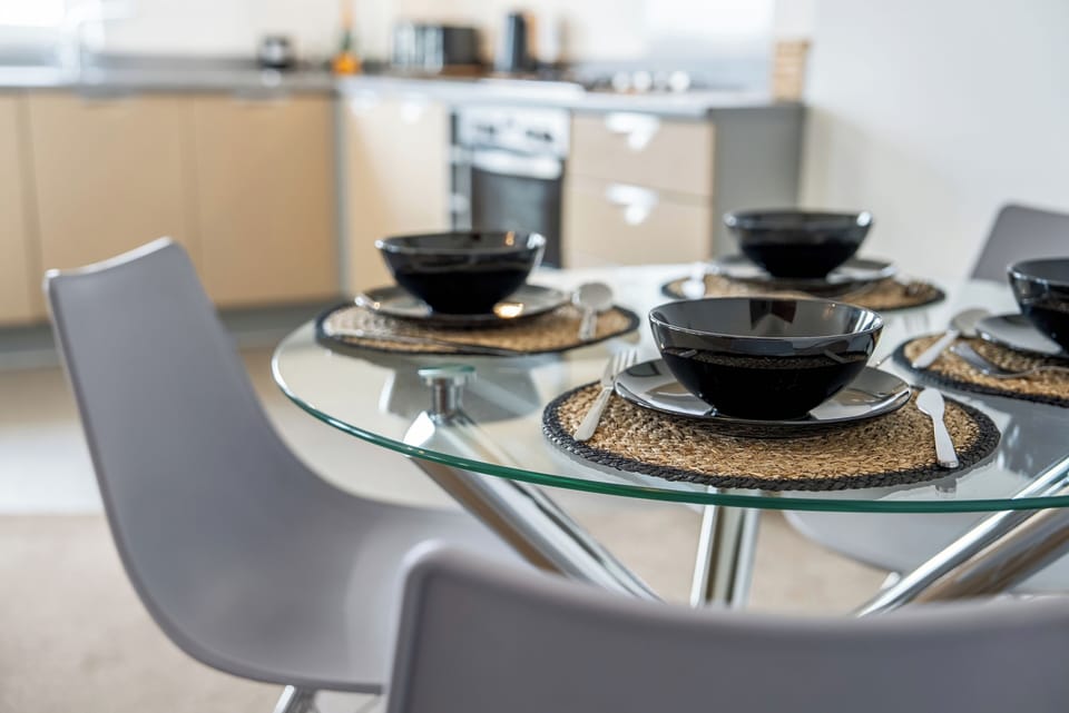 Business Apartment, Balcony, City View | In-room dining