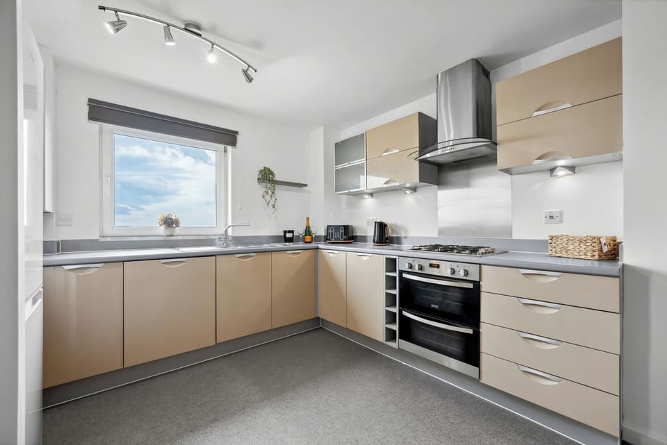 Business Apartment, Balcony, City View | Private kitchen | Electric kettle, highchair