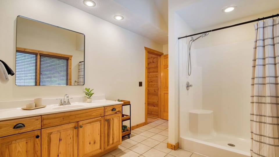 Sleeps 21 Luxury Cabin w/ Panoramic View, Hot Tub, Game Room Pinnacle Chalet Cottage in Pittman Center