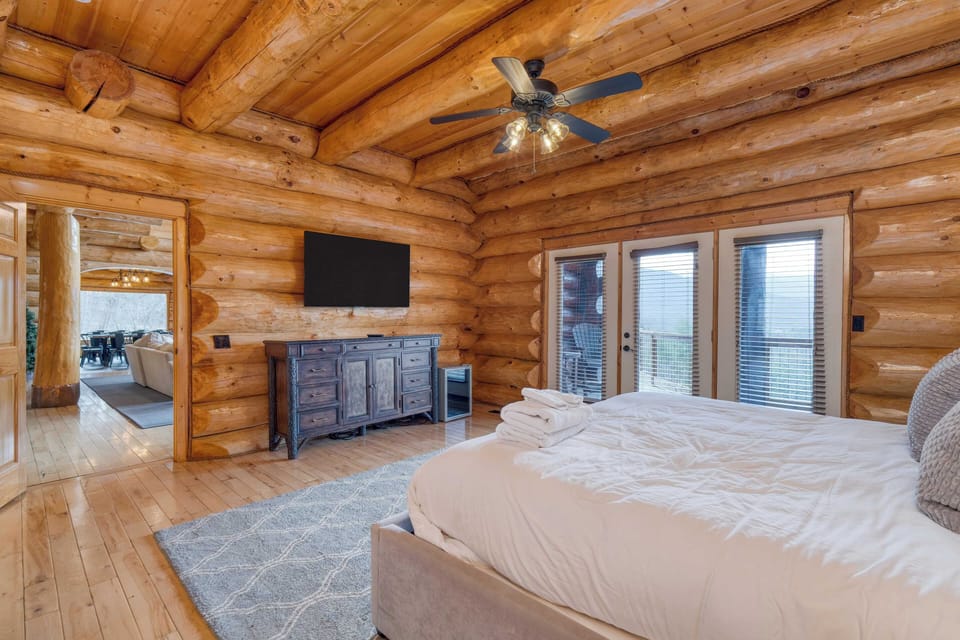 Sleeps 21 Luxury Cabin w/ Panoramic View, Hot Tub, Game Room Pinnacle Chalet Cottage in Pittman Center
