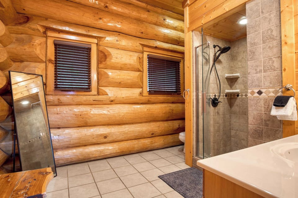Sleeps 21 Luxury Cabin w/ Panoramic View, Hot Tub, Game Room Pinnacle Chalet Cottage in Pittman Center