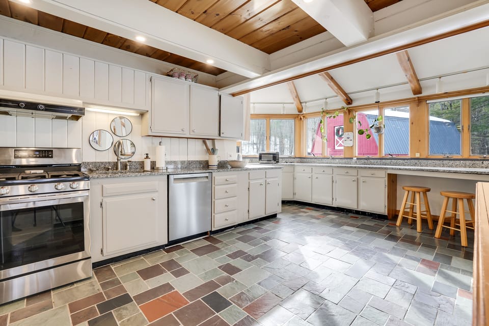 VERY SPACIOUS KITCHEN WITH BREAKFAST NOOK AREA 