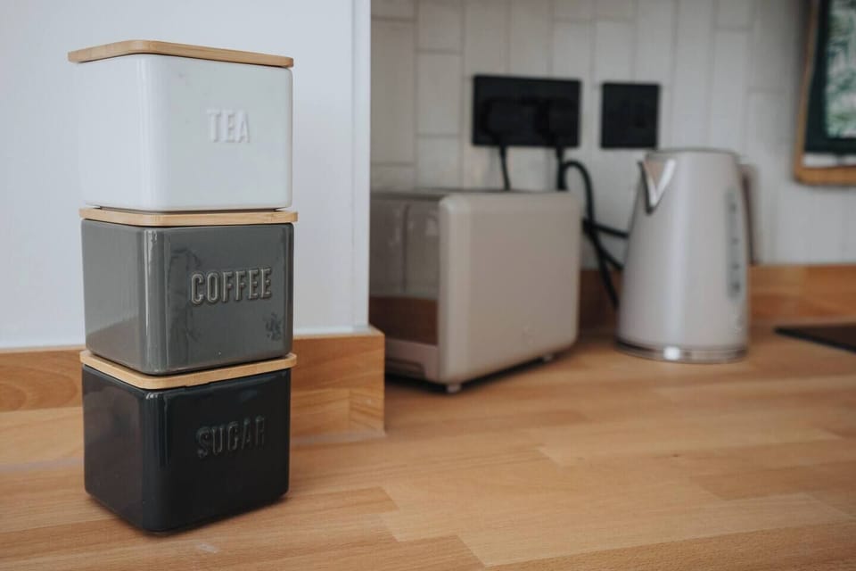 The only difference from the shared full kitchen is that it does not have an oven, but you can still cook on the electric hob in the studio.

Also includes mini fridge, washer, microwave and toaster.


