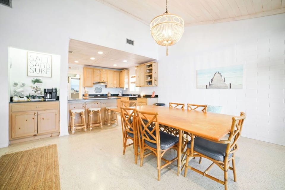 DINING ROOM (1)