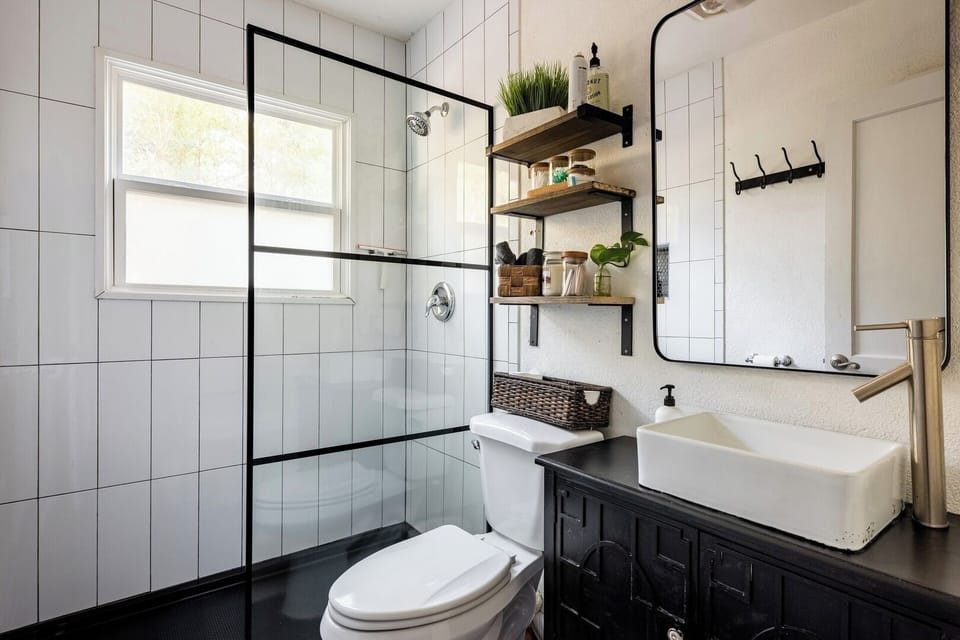Full bathroom situated between the two front bedrooms.