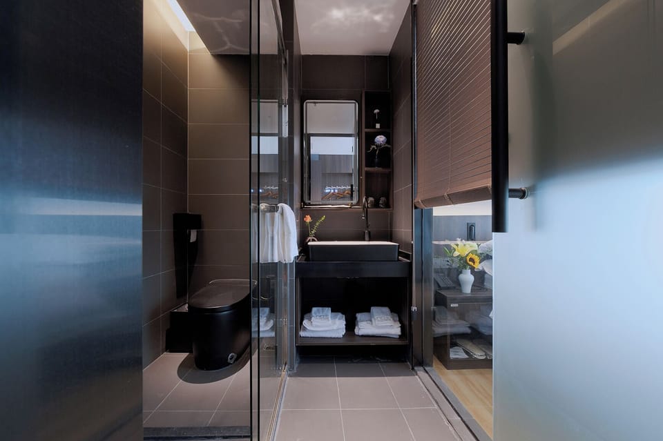 Luxury Double Room, City View | Bathroom | Shower, free toiletries, hair dryer, slippers