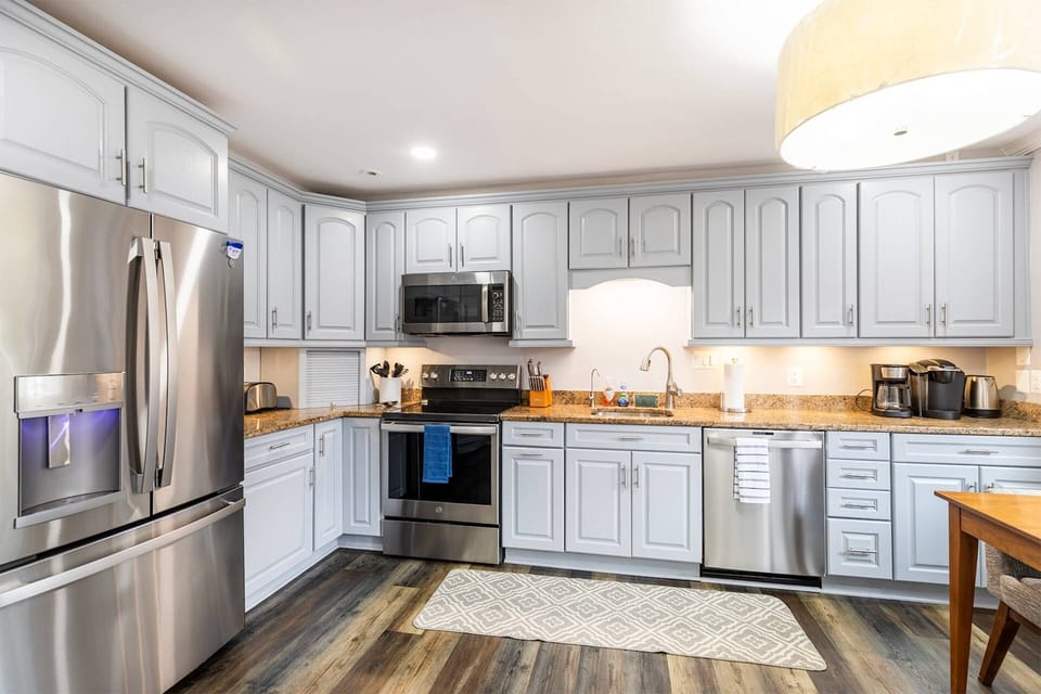 The home includes both large and smaller appliances, including 2 coffee makers, a toaster and a tea kettle.