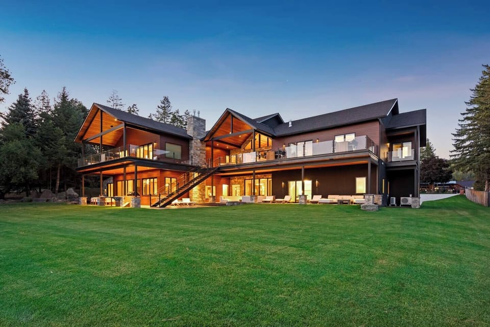 12,800 sf of lakeside living