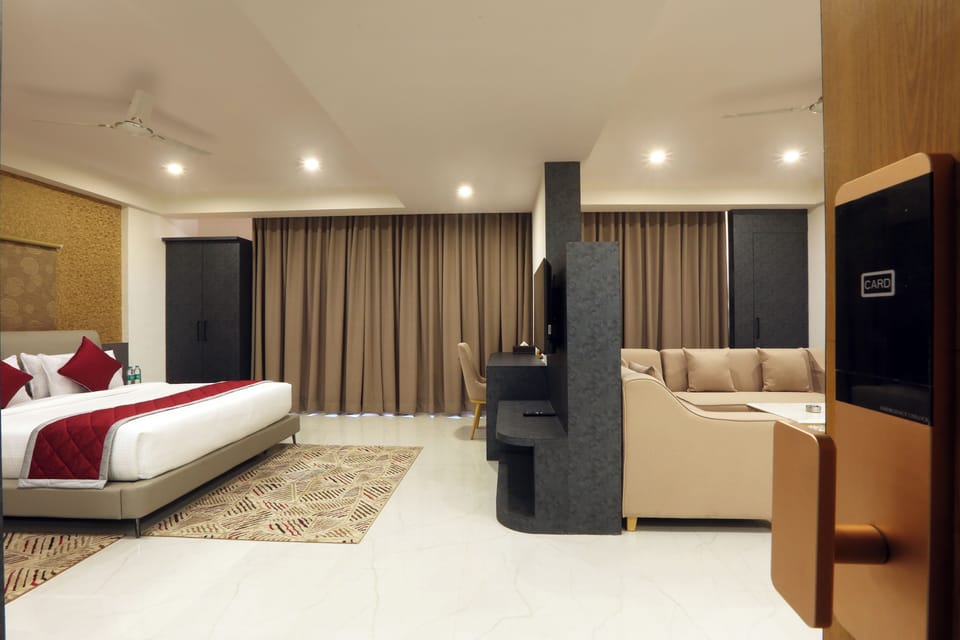 Signature Suite, City View | Desk, laptop workspace, soundproofing