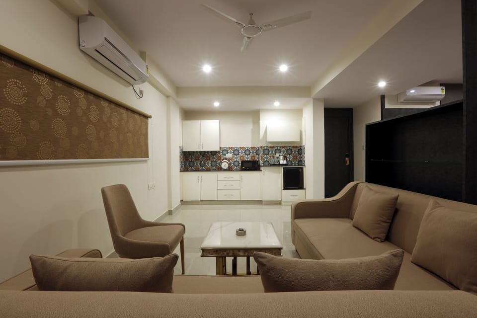 Signature Suite, City View | Living area | TV