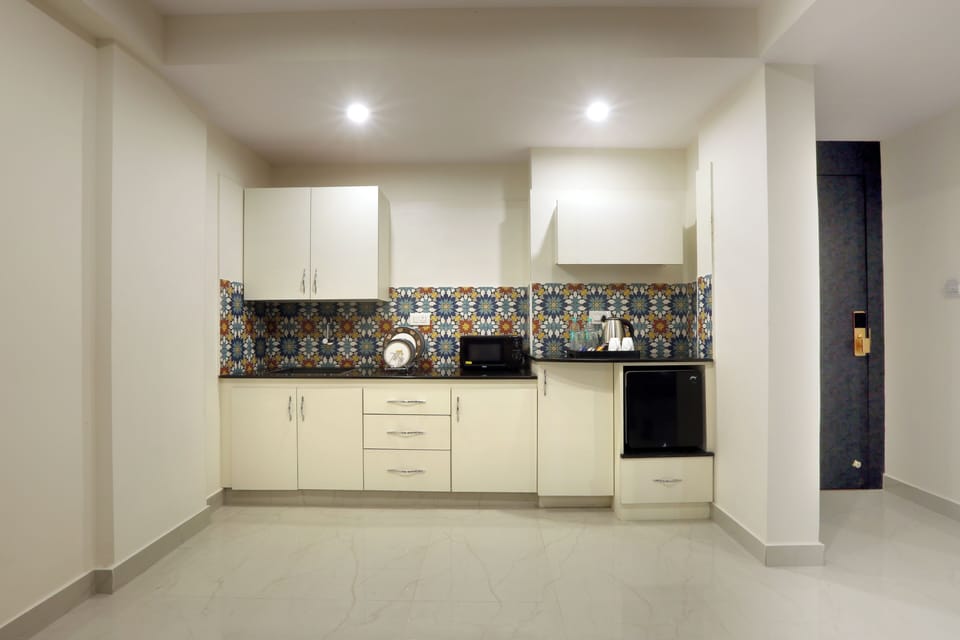 Signature Suite, City View | Private kitchen