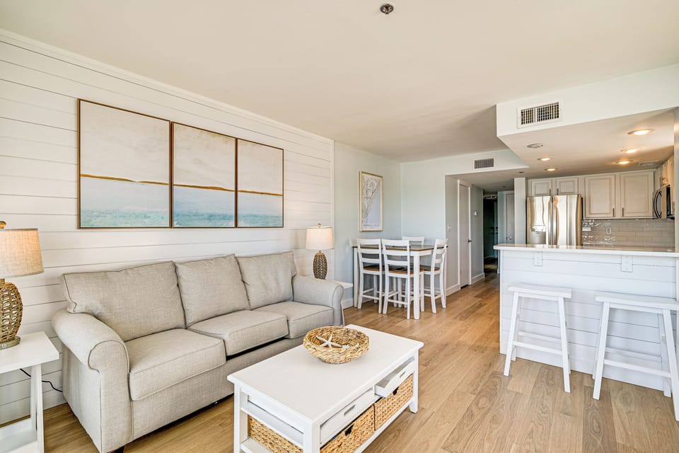 Living Room | Queen Sleeper Sofa | Smart TV | Free WiFi