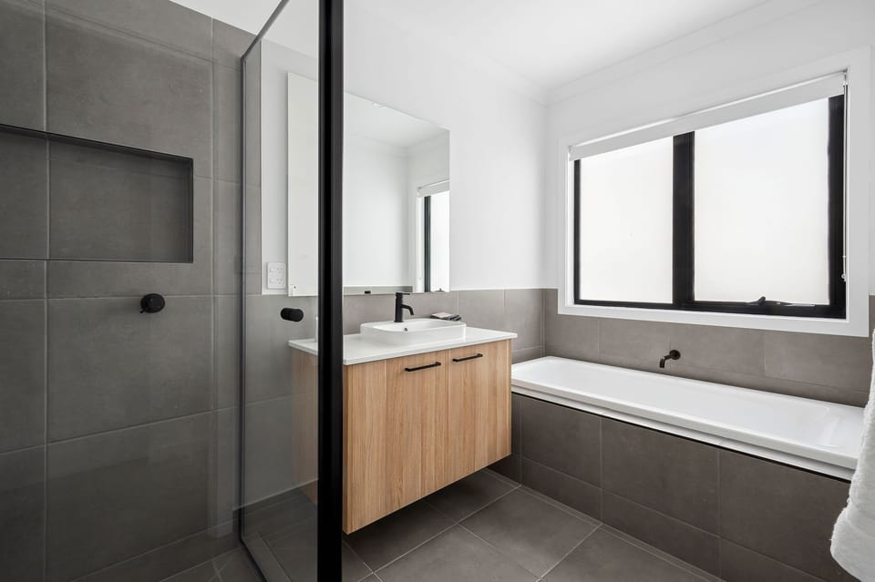 Upstairs Main Bathroom