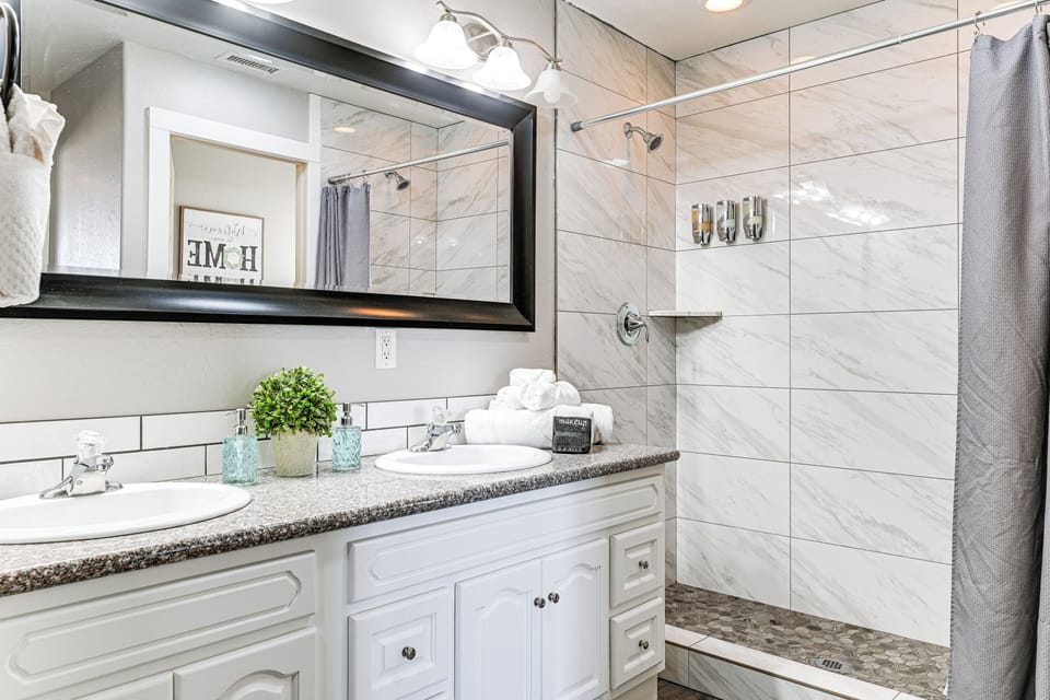 Full Bathroom | Towels Provided