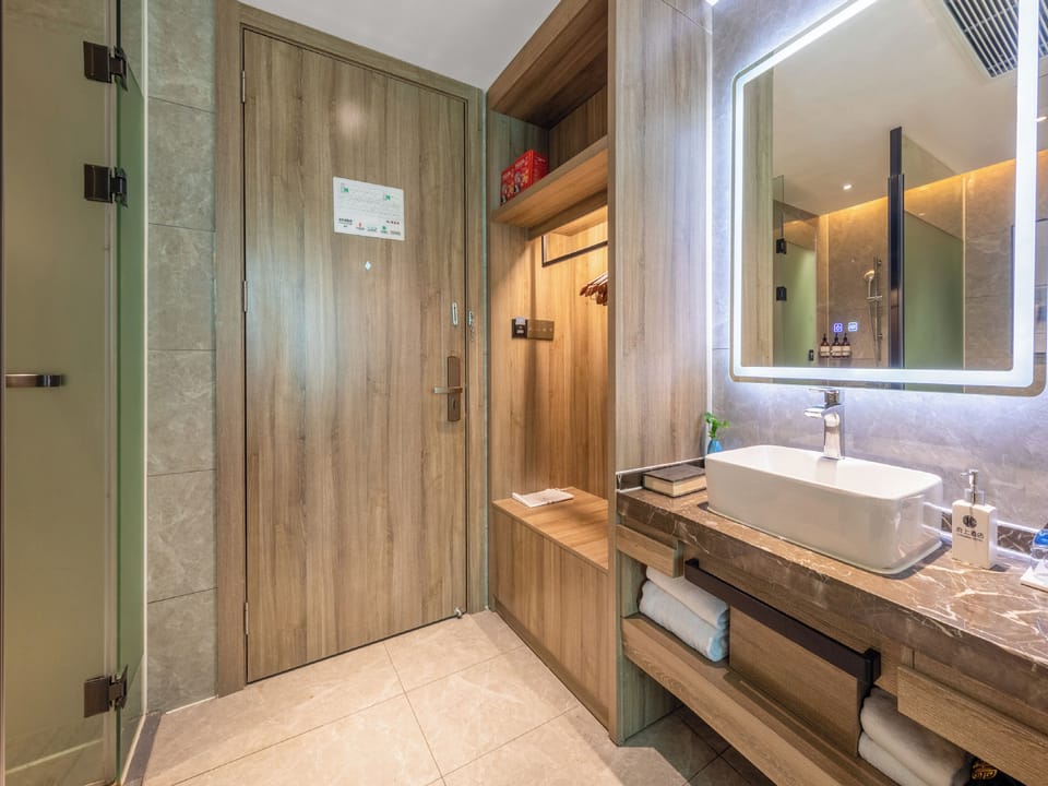 Classic Twin Room | Bathroom | Shower, hair dryer, slippers, towels