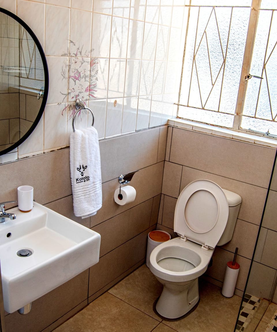Basic Double Room | Bathroom | Free toiletries, towels, soap, shampoo
