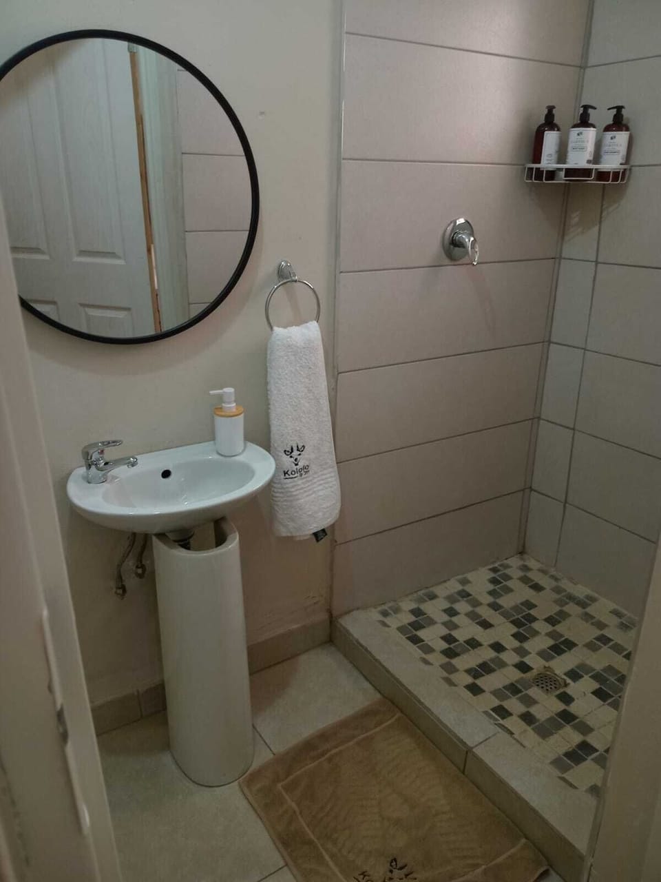 Economy Twin Room | Bathroom | Free toiletries, towels, soap, shampoo