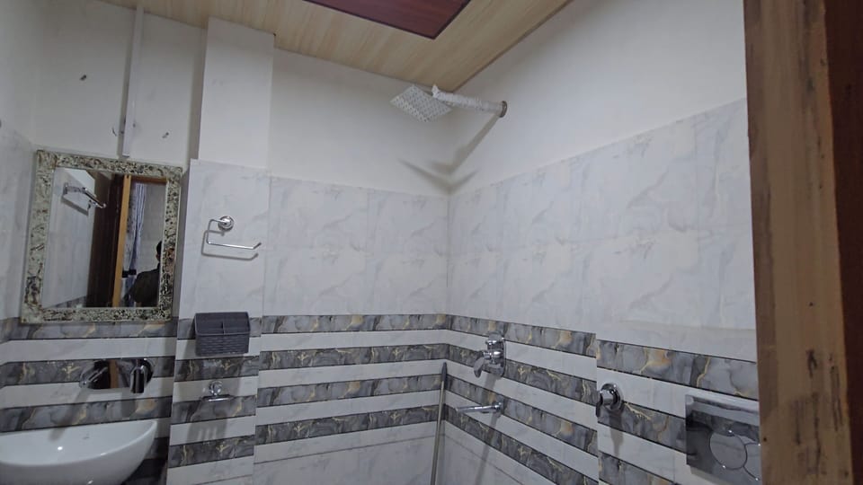 Deluxe Double or Twin Room, Mountain View | Bathroom | Shower, bathrobes, slippers, bidet