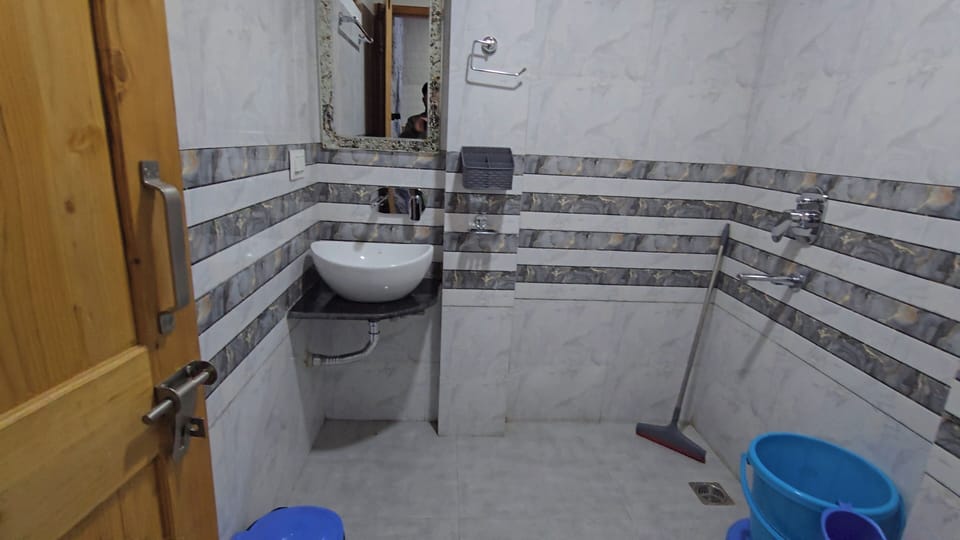 Deluxe Double or Twin Room, Mountain View | Bathroom | Shower, bathrobes, slippers, bidet