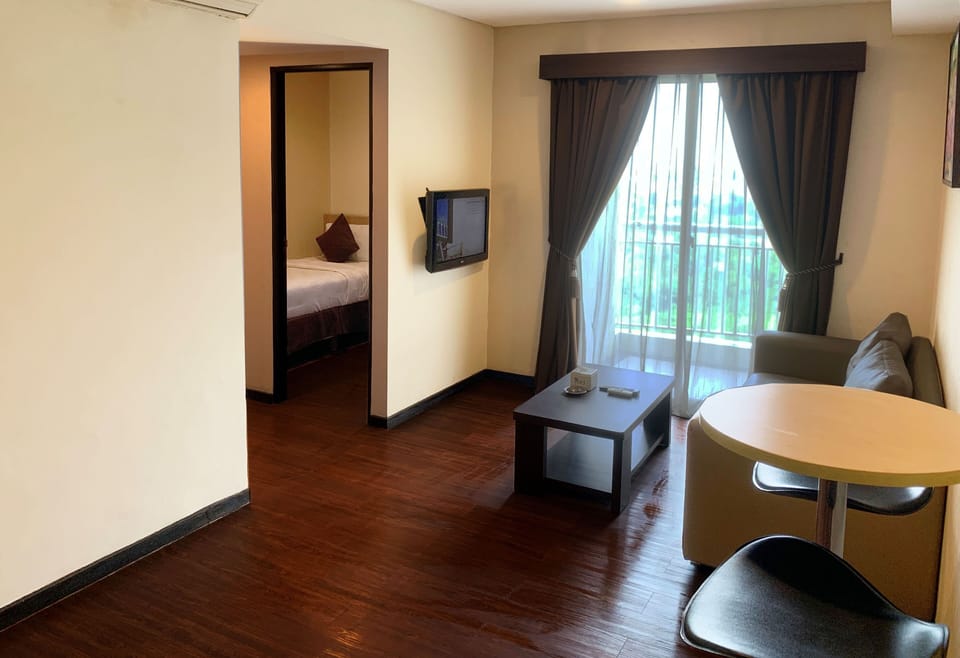 Family Apartment, City View (Family 3 Bedroom) | Living area | 32-inch TV with cable channels