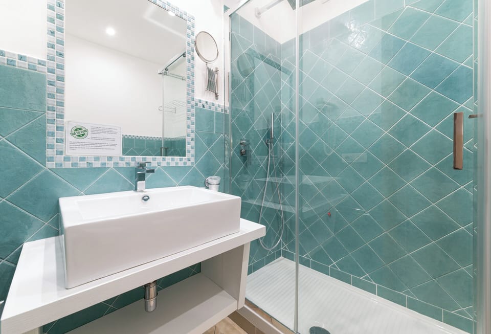 Deluxe Room, Balcony, Garden View | Bathroom | Hair dryer, bidet, towels, soap