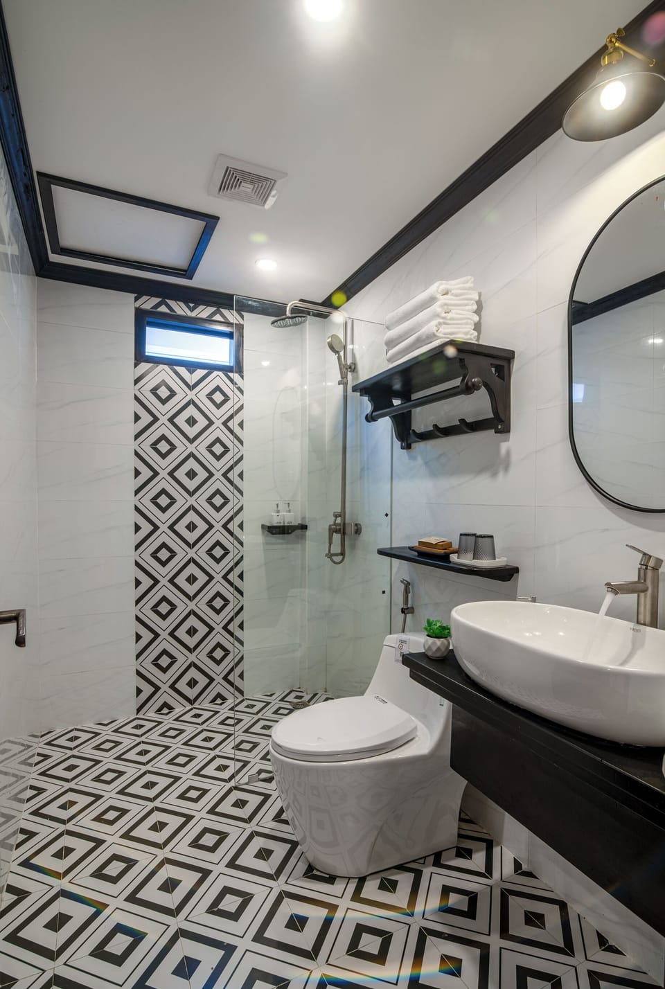 Family city view | Bathroom | Shower, free toiletries, hair dryer, slippers
