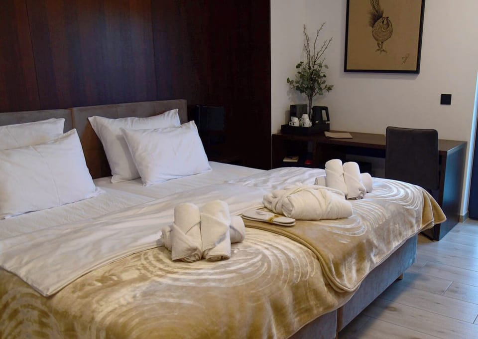 Deluxe Triple Room, Balcony | In-room safe, soundproofing, WiFi (free), bed sheets