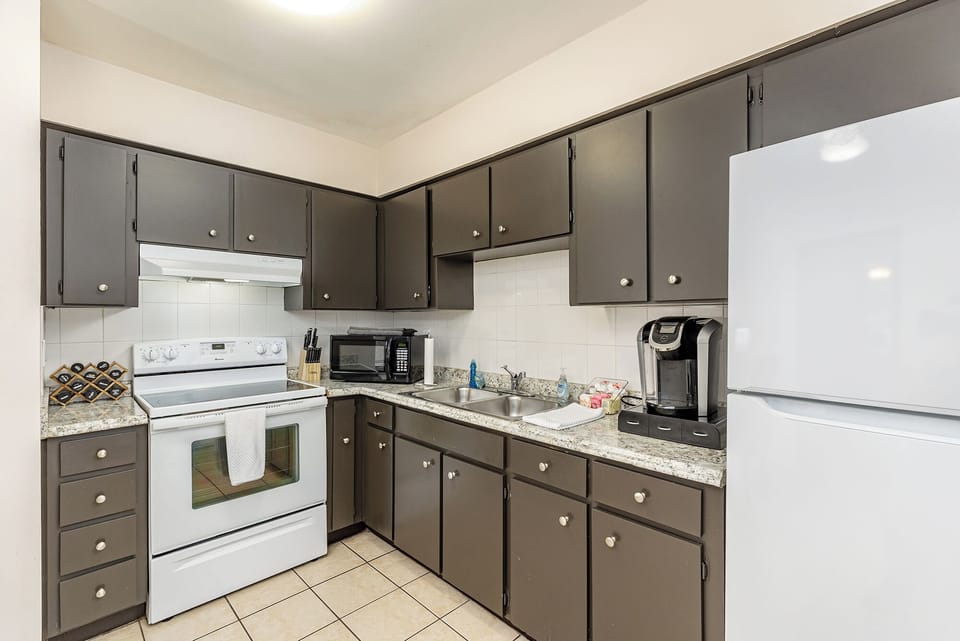 Kitchen with all the gear needed for a homemade meal! Perfect for a night in.