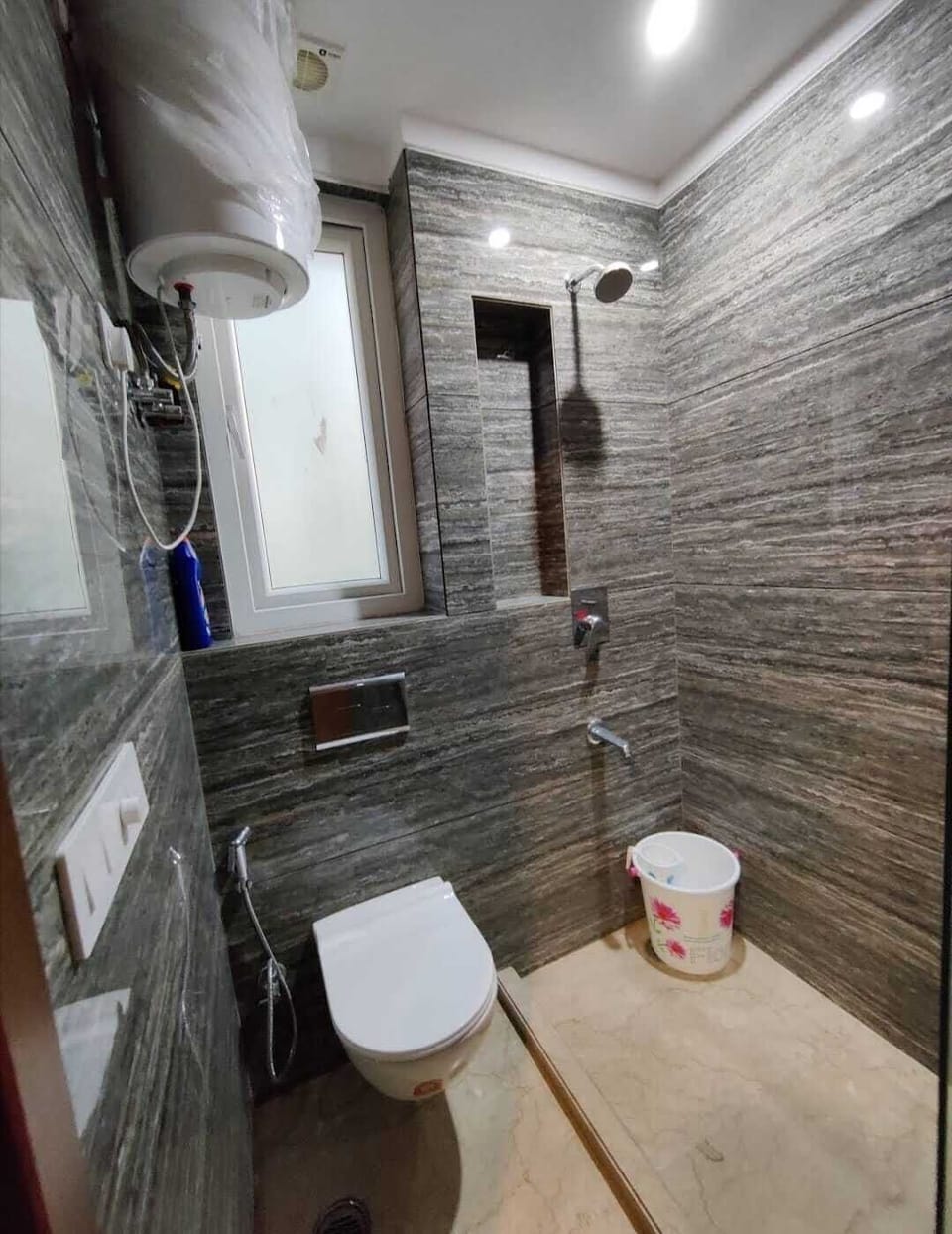 Basic Room | Bathroom | Shower, free toiletries, towels, soap