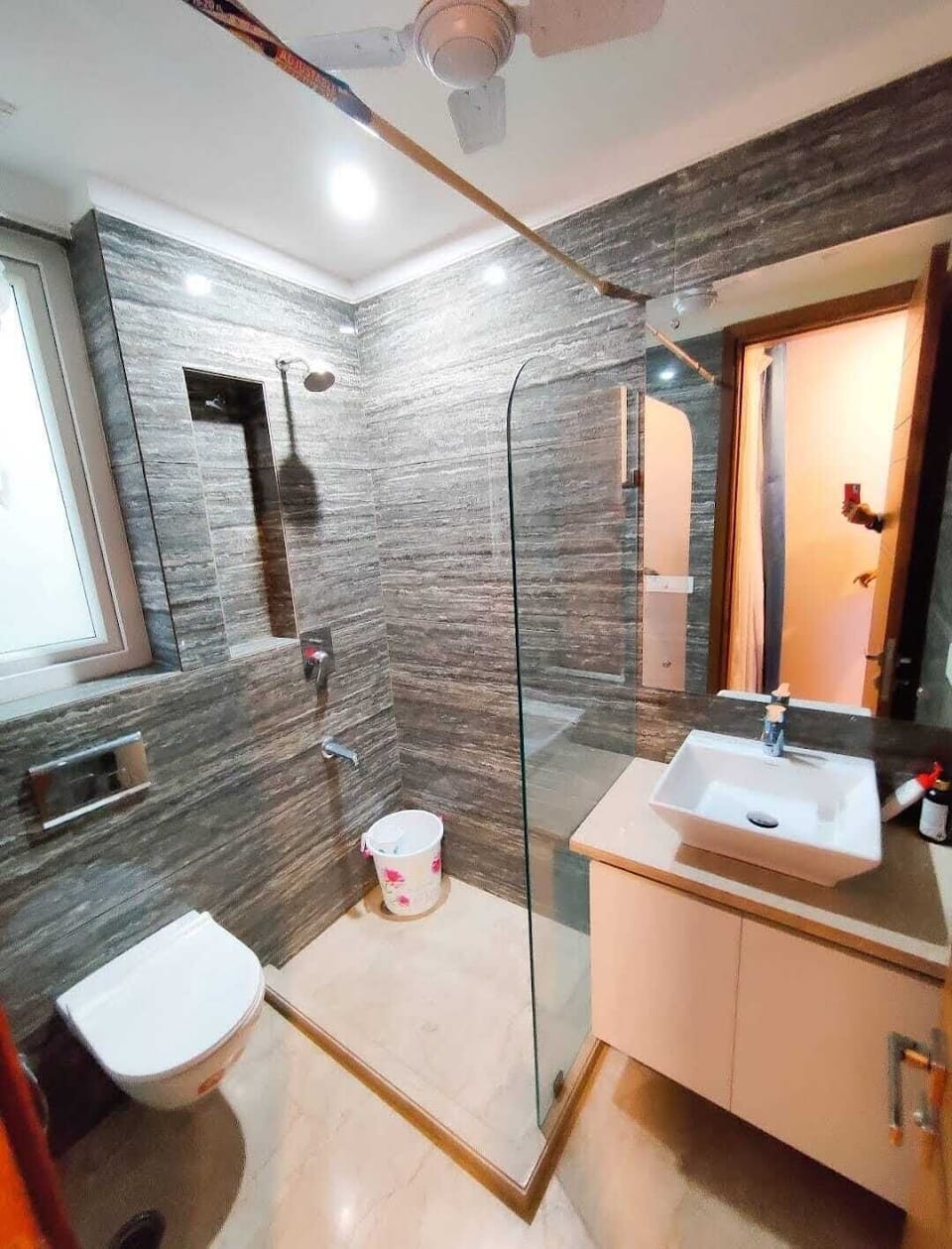 Basic Room | Bathroom | Shower, free toiletries, towels, soap