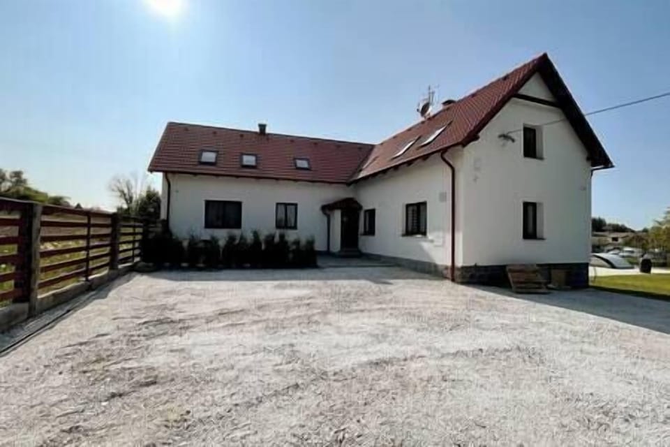 Entire house for up to 16 people with outdoor pool and wellness (jacuzzi and infra sauna)