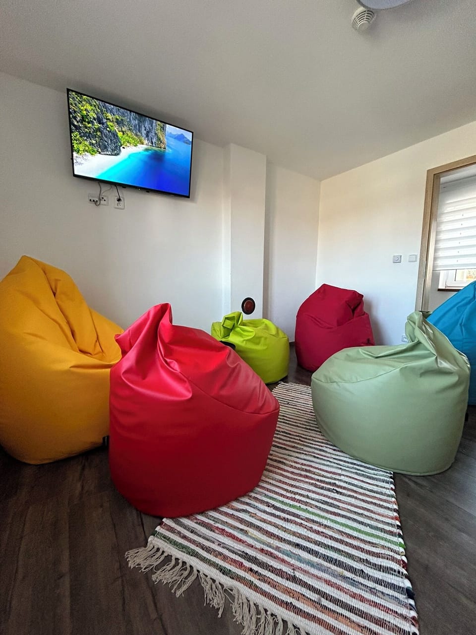 TV/Play room (2)