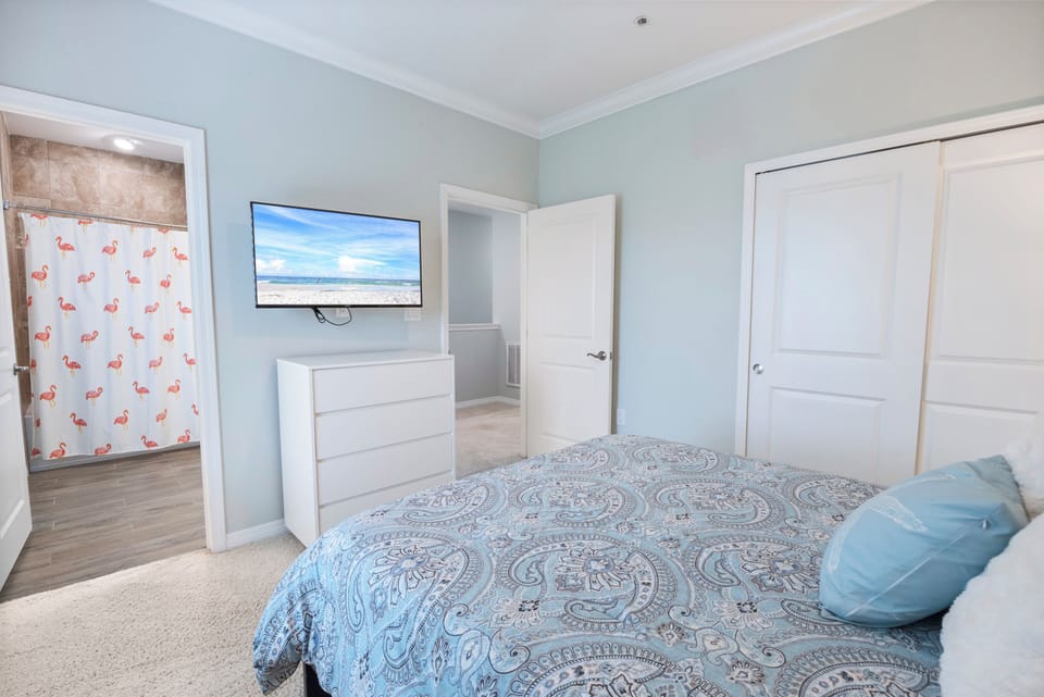 Hummingbird Hideaway - 14306 Beach Heather at Lost Key - Guest bedroom is ensuite.