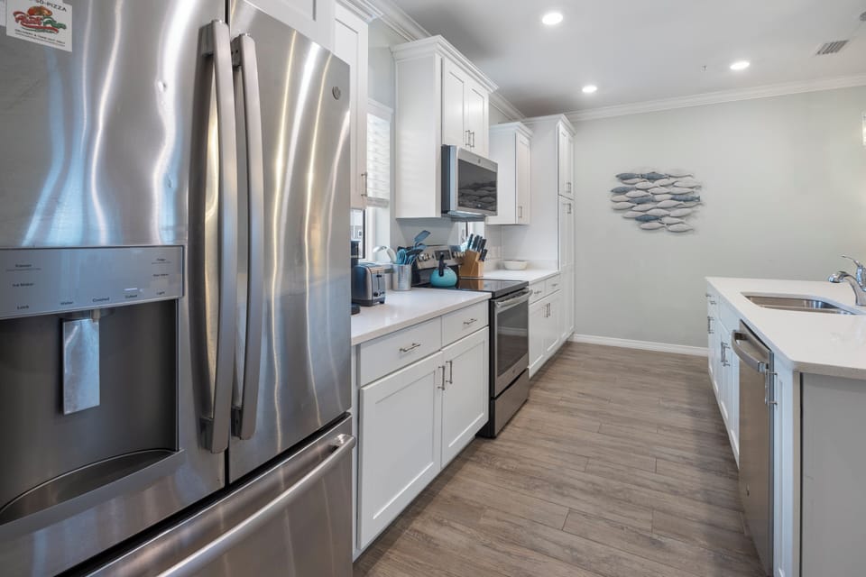 Hummingbird Hideaway - 14306 Beach Heather at Lost Key - Modern kitchen is clean and fresh.