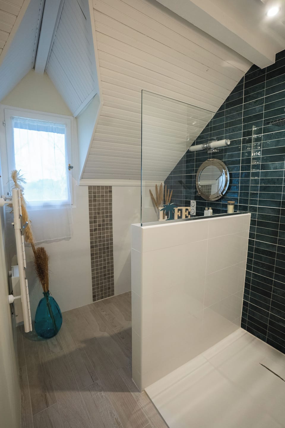 Superior Room | Bathroom | Shower, free toiletries, hair dryer, slippers