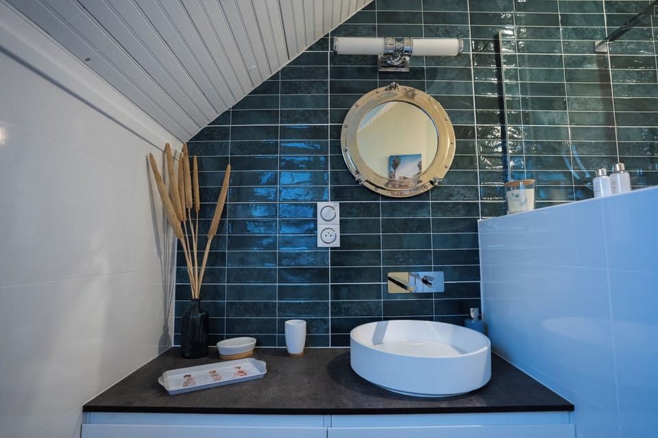 Superior Room | Bathroom | Shower, free toiletries, hair dryer, slippers