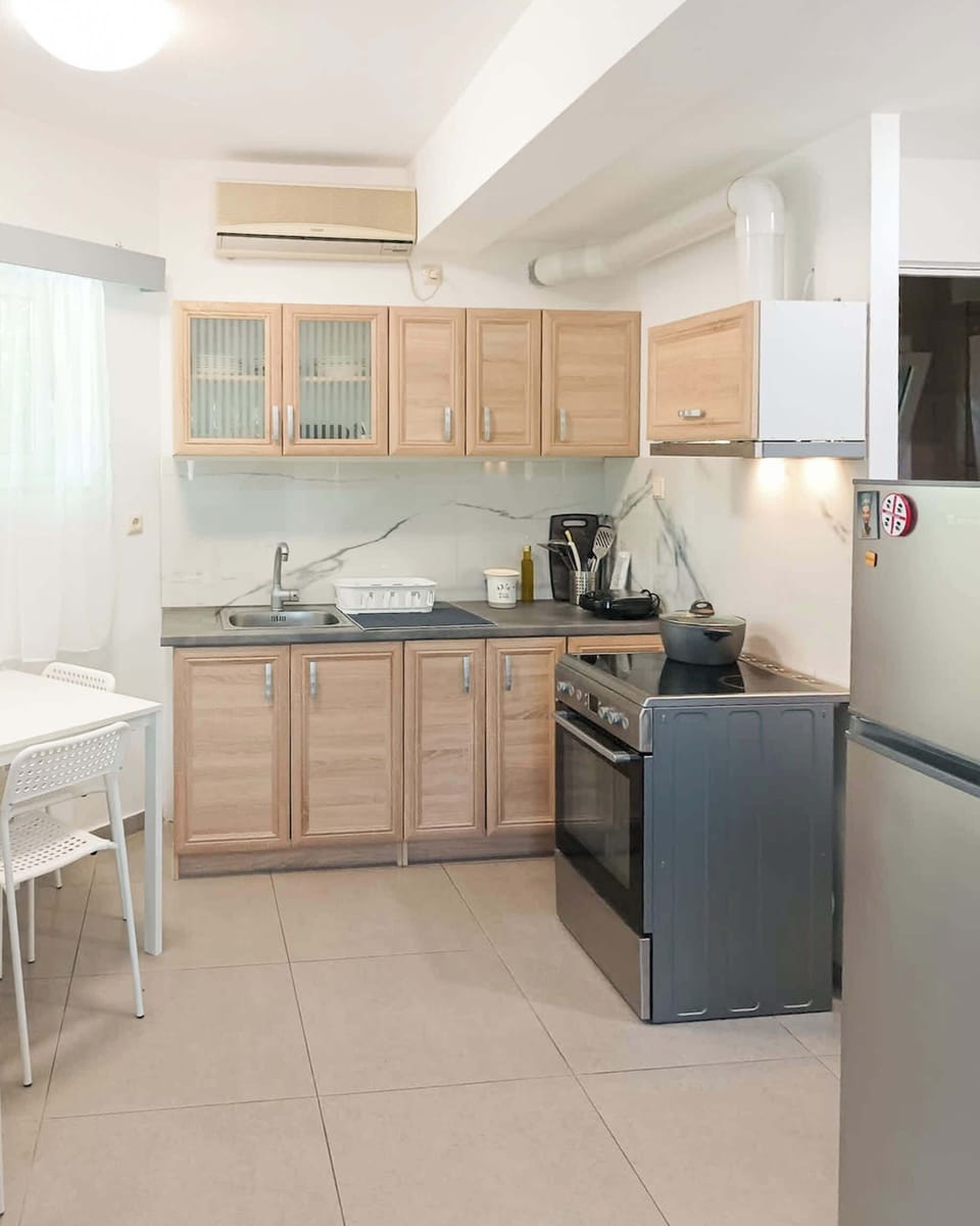 Prepare your meals in comfort in the bright kitchen space