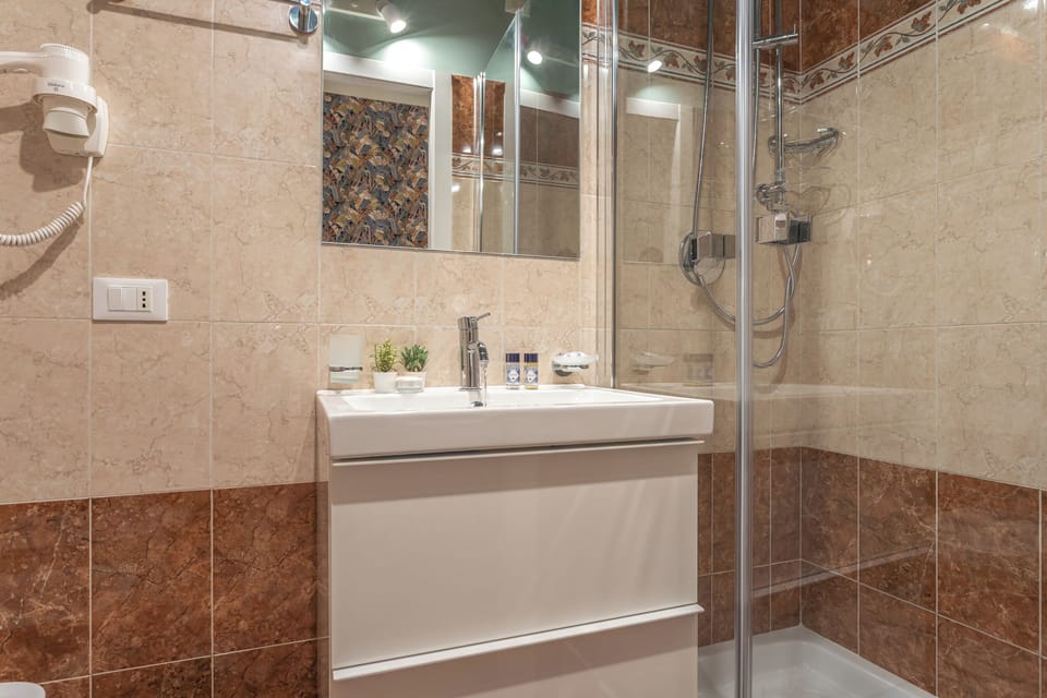 Room (Cedro Suite) | Bathroom | Shower, rainfall showerhead, free toiletries, hair dryer