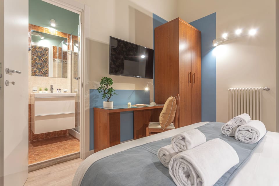 Room (Cedro Suite) | Desk, laptop workspace, blackout drapes, free WiFi