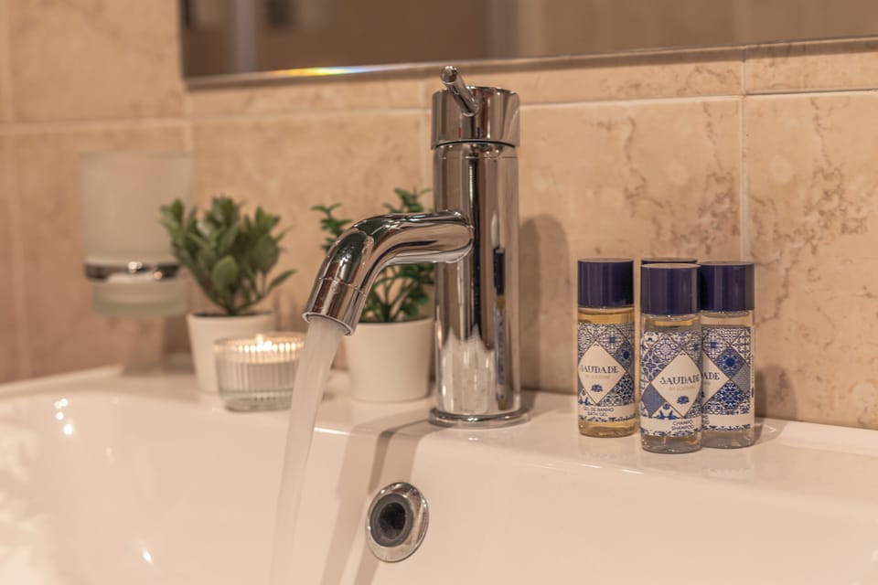 Room (Betulla Suite) | Bathroom | Shower, rainfall showerhead, free toiletries, hair dryer
