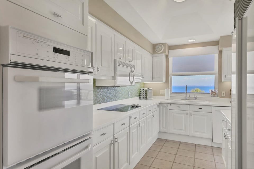 Grand Bay 626 by FVC - Kitchen