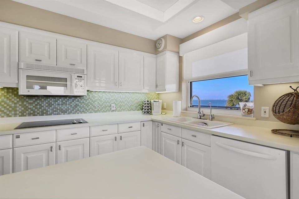 Grand Bay 626 by FVC - Kitchen
